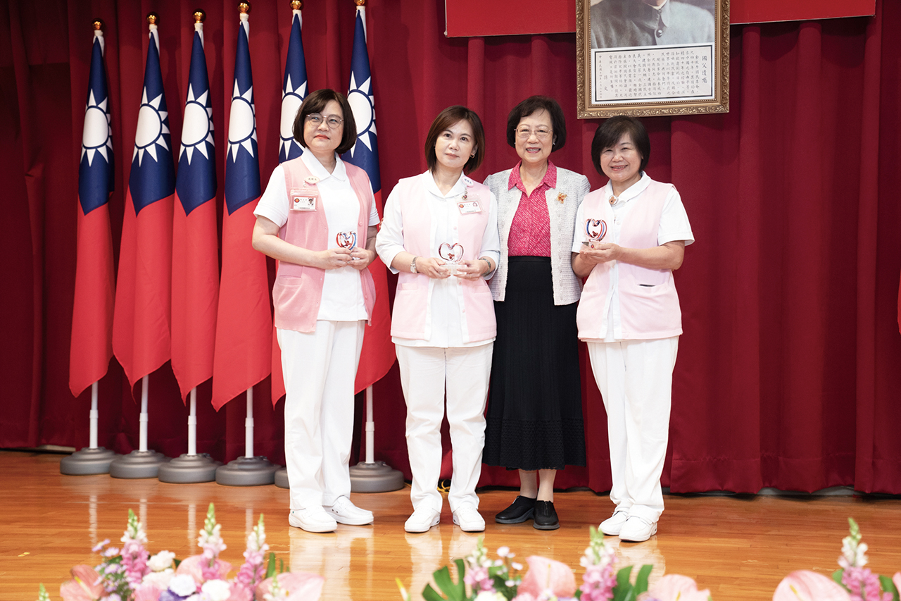 前監察委員尹祚芊女士頒發服務貢獻獎服務滿35年